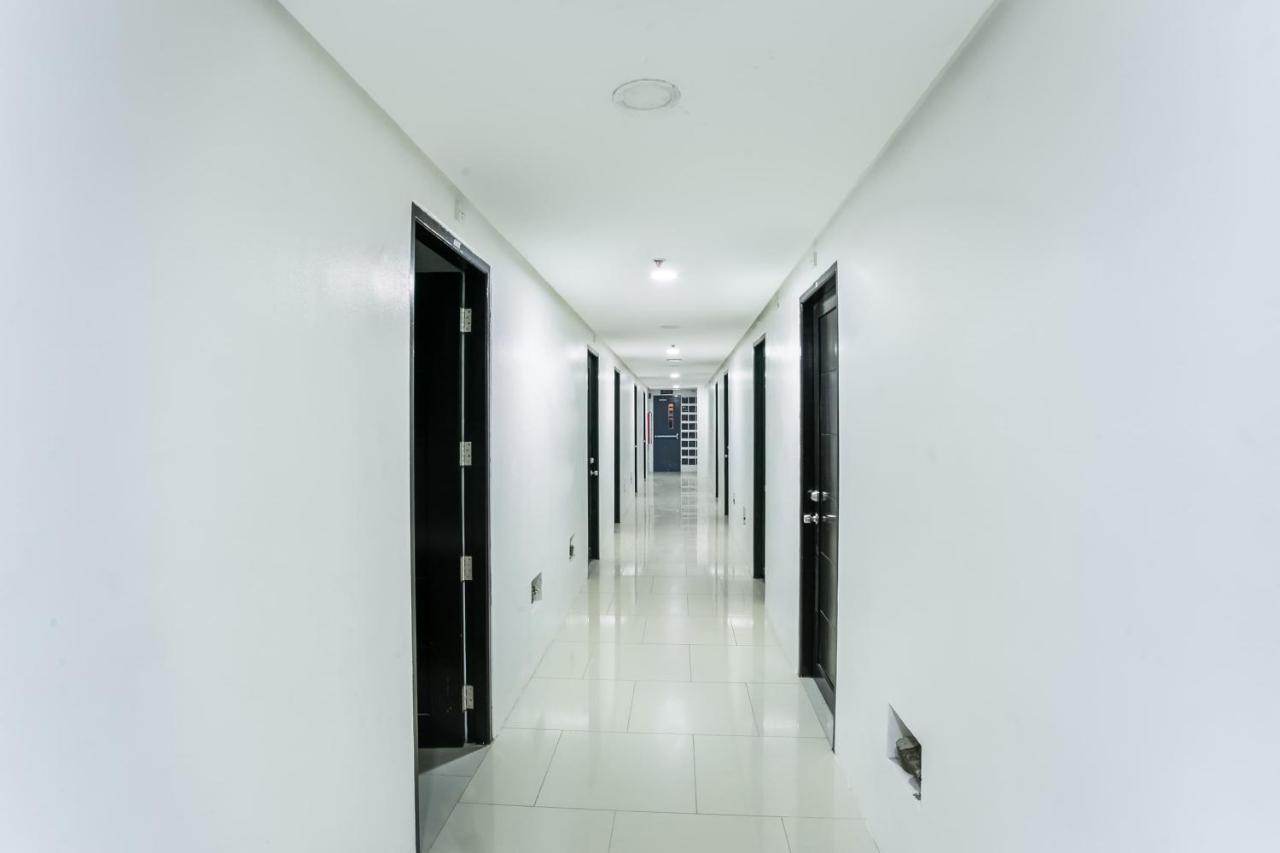 Oyo 505 Jardin Suites Manila Esterno foto
