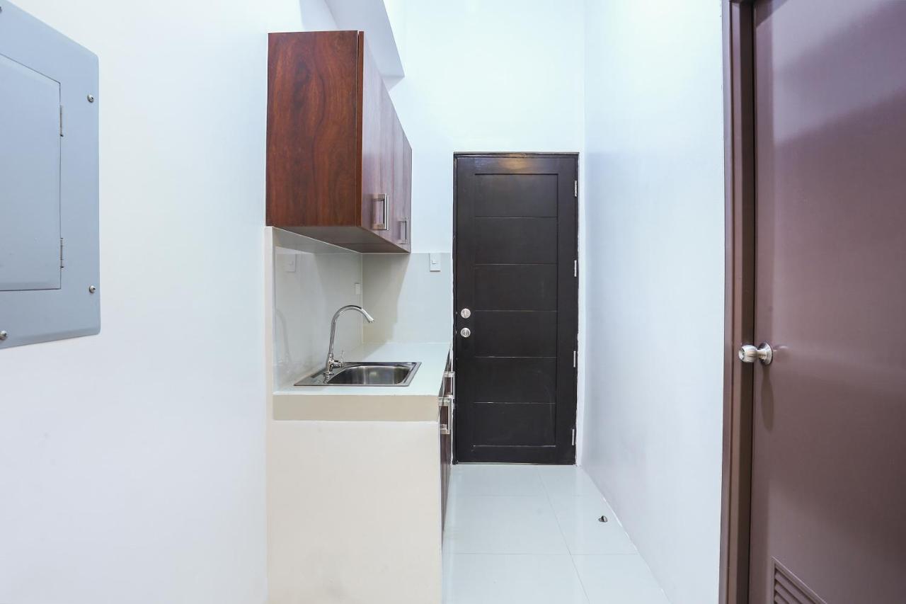 Oyo 505 Jardin Suites Manila Esterno foto